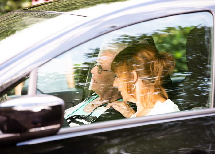 2 vrouwen in auto
