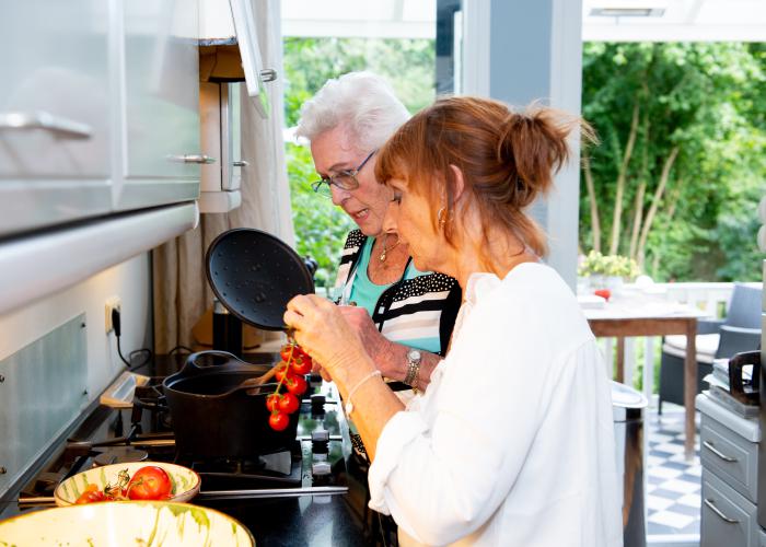 Thuishulp en senior in keuken