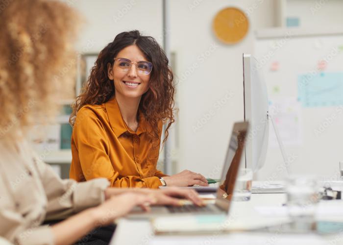 vrouw achter laptop