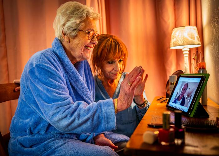 Senior en thuishulp in slaapkamer