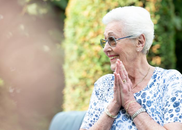 Mevrouw kijkt opzij
