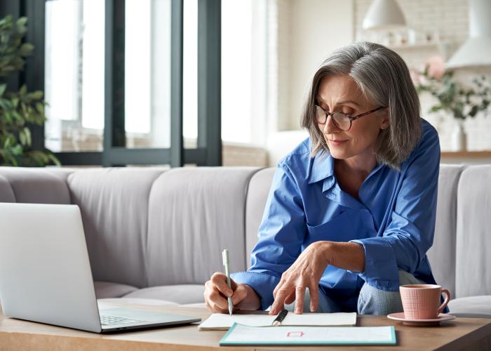 Vrouw achter laptop